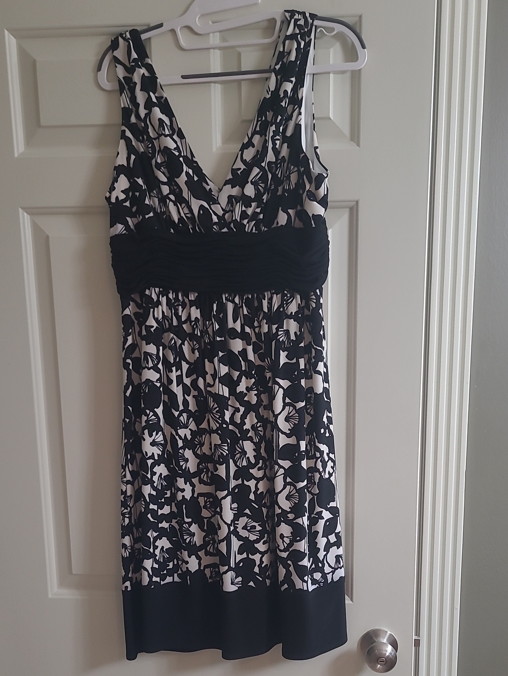 Jones Wear Black and White Floral V-Neck Midi Dress